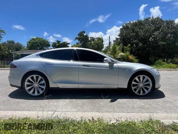 ✅ 2012 Tesla Model S Performance • VIN: 5YJSA1DP4CFS00811 • Lot: 90679875. Wystawiony na Copart z przebiegiem 59 475 mil. Bezpłatny archiwum sprzedaży aukcyjnych z USA i szczegółowy raport historii pojazdu na DreamBid. Zdjęcie 13.