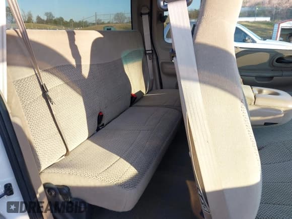 ✅ 2000 Ford F-150 XL • VIN: 1FTRX18L2YNA55393 • Lot: 43926345. Wystawiony na IAAI z przebiegiem 94 852 mil. Bezpłatny archiwum sprzedaży aukcyjnych z USA i szczegółowy raport historii pojazdu na DreamBid. Zdjęcie 8.