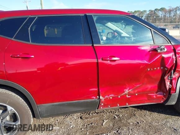 ✅ 2025 Chevrolet Blazer LT • VIN: 3GNKBHR42SS233291 • Lot: 43849286. Wystawiony na IAAI z przebiegiem 11 429 mil. Bezpłatny archiwum sprzedaży aukcyjnych z USA i szczegółowy raport historii pojazdu na DreamBid. Zdjęcie 18.