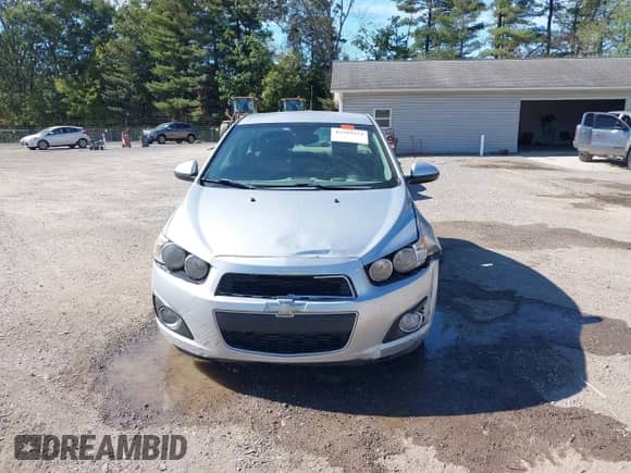 2012 Chevrolet Sonic LT z VIN 1G1JD5SB9C4120406, wystawiony jako IAAI lot #43389534 z przebiegiem 132 373 mil mil oraz . Historia ofert i sprzedaży dostępna na DreamBid. Obrazek 12.