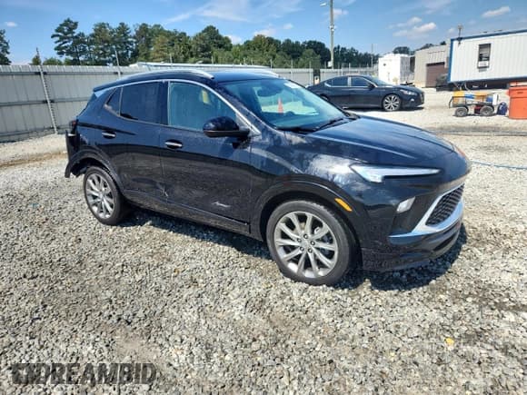 ✅ 2024 Buick Encore GX Avenir • VIN: KL4AMFSL5RB000199 • Lot: 80290605. Wystawiony na Copart z przebiegiem 19 396 mil. Bezpłatny archiwum sprzedaży aukcyjnych z USA i szczegółowy raport historii pojazdu na DreamBid. Zdjęcie 4.