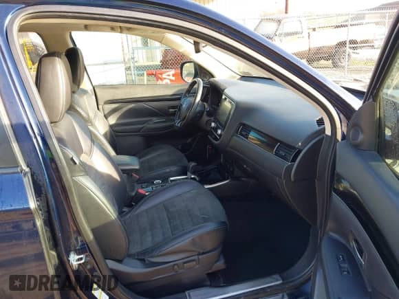 2020 Mitsubishi Outlander ES with VIN JA4AZ3A33LZ003294, listed as a IAAI auction lot 41771216 with 106,524 mi miles and . Bid and sale history available at DreamBid. Image 5.