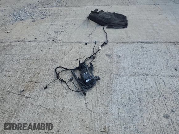 ✅ 2015 Volvo S60 T6 R-Design Platinum • VIN: YV1902TH0F1318833 • Лот: 52906225. Опубликован ранее на Copart с пробегом 101 698 миль. Бесплатный доступ к архиву аукционных продаж из США и подробный отчёт об истории автомобиля на DreamBid. Изображение 14.