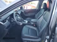 ✅ 2023 Toyota RAV4 XLE Premium • VIN: 2T3C1RFV9PW253986 • Лот: 90837335. Опубликован ранее на Copart с пробегом 27 726 миль. Бесплатный доступ к архиву аукционных продаж из США и подробный отчёт об истории автомобиля на DreamBid. Изображение 7.