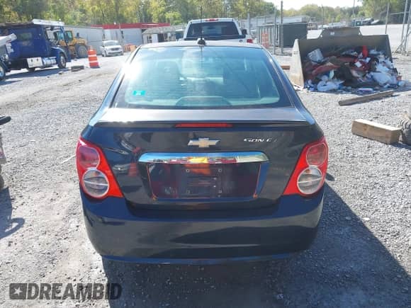 2016 Chevrolet Sonic LS z VIN 1G1JA5SH8G4180115, wystawiony jako IAAI lot #43336527 z przebiegiem 97 703 mil mil oraz . Historia ofert i sprzedaży dostępna na DreamBid. Obrazek 16.
