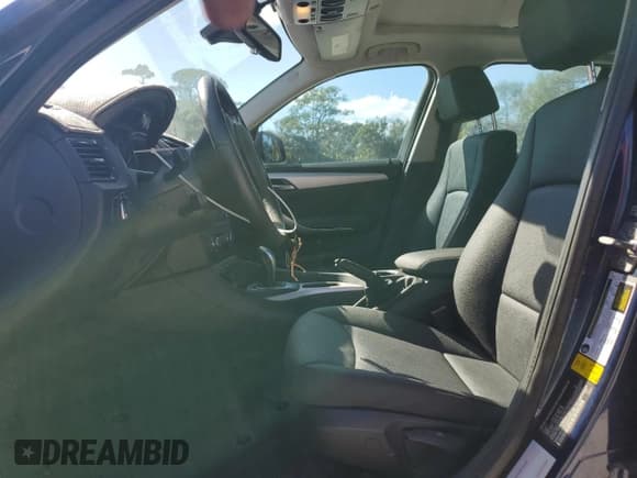 ✅ 2014 BMW X1 sDrive28i • VIN: WBAVM1C51EVW48168 • Lot: 90809065. Wystawiony na Copart z przebiegiem 128 389 mil. Bezpłatny archiwum sprzedaży aukcyjnych z USA i szczegółowy raport historii pojazdu na DreamBid. Zdjęcie 7.