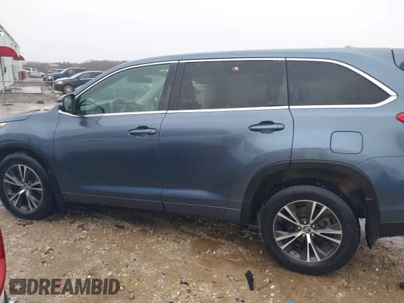 ✅ 2018 Toyota Highlander LE • VIN: 5TDBZRFH0JS840018 • Lot: 41621355. Wystawiony na IAAI z przebiegiem 128 495 mil. Bezpłatny archiwum sprzedaży aukcyjnych z USA i szczegółowy raport historii pojazdu na DreamBid. Zdjęcie 15.