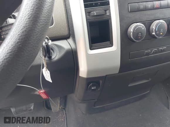 ✅ 2009 Dodge 1500 SLT • VIN: 1D3HB18P09S712991 • Lot: 42266812. Wystawiony na IAAI z przebiegiem 149 450 mil. Bezpłatny archiwum sprzedaży aukcyjnych z USA i szczegółowy raport historii pojazdu na DreamBid. Zdjęcie 11.