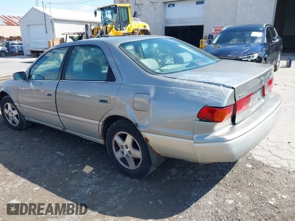 ✅ 2001 Toyota Camry LE • VIN: JT2BF22K810297028 • Lot: 41797212. Wystawiony na IAAI z przebiegiem 228 480 mil. Bezpłatny archiwum sprzedaży aukcyjnych z USA i szczegółowy raport historii pojazdu na DreamBid. Zdjęcie 3.
