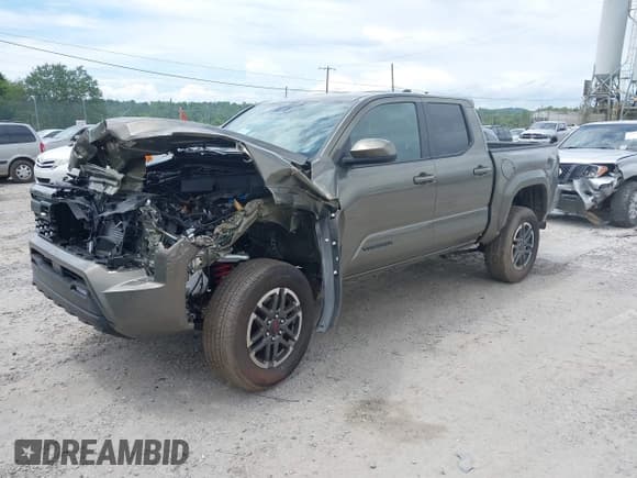 ✅ 2025 Toyota Tacoma SR • VIN: 3TMLB5JN8SM108333 • Лот: 42528079. Опубликован ранее на IAAI с пробегом 3 596 миль. Бесплатный доступ к архиву аукционных продаж из США и подробный отчёт об истории автомобиля на DreamBid. Изображение 2.