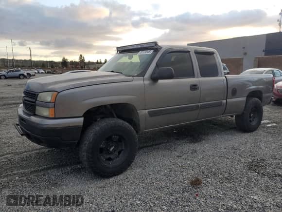 2006 Chevrolet Silverado 1500 LT2 z VIN 2GCEC19Z061306536, wystawiony jako Copart lot #45569345 z przebiegiem 219 158 mil mil oraz Czysty tytuł • Clean title. Historia ofert i sprzedaży dostępna na DreamBid. Obrazek 1.