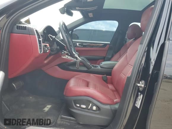 ✅ 2019 Porsche Cayenne S • VIN: WP1AB2AY2KDA62640 • Lot: 70384665. Wystawiony na Copart z przebiegiem 65 213 mil. Bezpłatny archiwum sprzedaży aukcyjnych z USA i szczegółowy raport historii pojazdu na DreamBid. Zdjęcie 7.