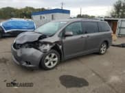 ✅ 2013 Toyota Sienna LE • VIN: 5TDKK3DC0DS351356 • Lot: 90577385. Wystawiony na Copart z przebiegiem 183 215 mil. Bezpłatny archiwum sprzedaży aukcyjnych z USA i szczegółowy raport historii pojazdu na DreamBid. Zdjęcie 1.