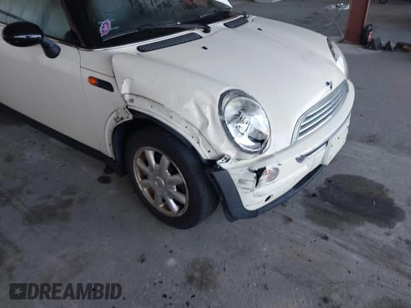 ✅ 2004 MINI Hardtop • VIN: WMWRC33454TJ53215 • Lot: 43748037. Listed on IAAI with 76,582 mi. Free auction sales archive from the USA and detailed vehicle history report at DreamBid. Image 6.