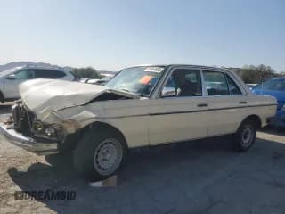 ✅ 1984 Mercedes-Benz 300 D • VIN: WDBAB33A5EA174053 • Лот: 59361935. Опубликован ранее на Copart с пробегом 169 400 миль. Бесплатный доступ к архиву аукционных продаж из США и подробный отчёт об истории автомобиля на DreamBid. Изображение 1.