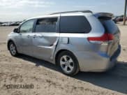 ✅ 2012 Toyota Sienna LE • VIN: 5TDKK3DC1CS276911 • Lot: 89585945. Wystawiony na Copart z przebiegiem 209 475 mil. Bezpłatny archiwum sprzedaży aukcyjnych z USA i szczegółowy raport historii pojazdu na DreamBid. Zdjęcie 2.