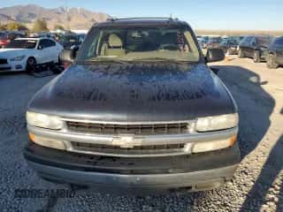 2005 Chevrolet Suburban LS z VIN 3GNFK16Z55G159557, wystawiony jako Copart lot #77632254 z przebiegiem 317 671 mil mil oraz Czysty tytuł • Clean title. Historia ofert i sprzedaży dostępna na DreamBid. Obrazek 5.