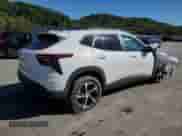 2025 Chevrolet Trax 1RS с VIN KL77LGEP4SC338570, выставлен на аукционе Copart как лот 81931245 с пробегом 3 450 миль миль и Списание • Salvage title. История ставок и продаж доступна на DreamBid. Изображение 3.