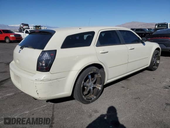 2005 Dodge Magnum SE with VIN 2D4FV48T65H598943, listed as a Copart auction lot 49665855 with 101,486 mi miles and Clean title. Bid and sale history available at DreamBid. Image 3.