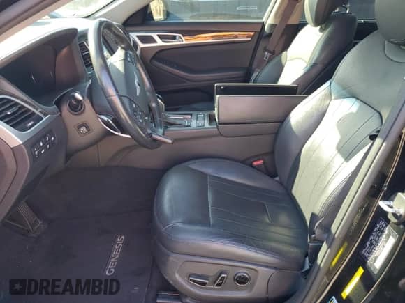 2015 Hyundai Genesis 3.8L z VIN KMHGN4JE8FU054175, wystawiony jako Copart lot #83257964 z przebiegiem 81 945 mil mil oraz Szkoda całkowita • Salvage title. Historia ofert i sprzedaży dostępna na DreamBid. Obrazek 7.