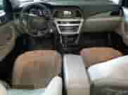 2016 Hyundai Sonata 2.4L z VIN 5NPE24AF8GH392331, wystawiony jako Copart lot #82196085 z przebiegiem 145 627 mil mil oraz Czysty tytuł • Clean title. Historia ofert i sprzedaży dostępna na DreamBid. Obrazek 8.