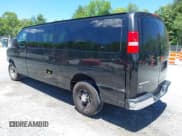 ✅ 2018 Chevrolet Express Passenger LT • VIN: 1GAZGPFG2J1320909 • Lot: 42332001. Wystawiony na IAAI z przebiegiem 89 732 mil. Bezpłatny archiwum sprzedaży aukcyjnych z USA i szczegółowy raport historii pojazdu na DreamBid. Zdjęcie 3.