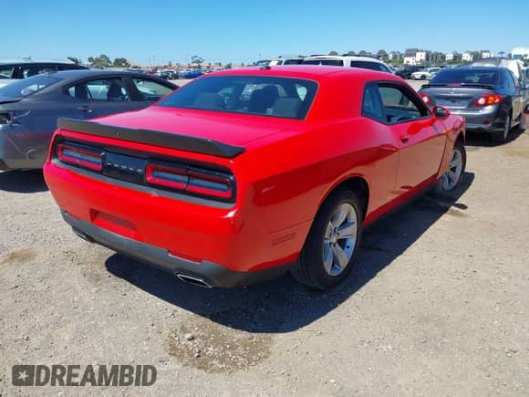 2023 Dodge Challenger SXT z VIN 2C3CDZAG1PH544213, wystawiony jako IAAI lot #43188940 z przebiegiem 47 273 mil mil oraz . Historia ofert i sprzedaży dostępna na DreamBid. Obrazek 4.
