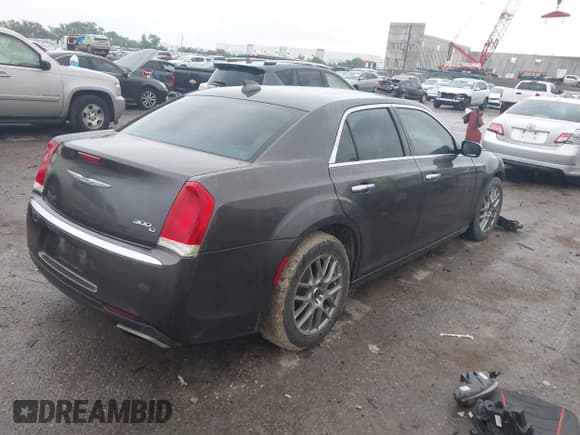 ✅ 2015 Chrysler 300 C • VIN: 2C3CCAEG4FH903728 • Lot: 42425950. Wystawiony na IAAI z przebiegiem 289 661 mil. Bezpłatny archiwum sprzedaży aukcyjnych z USA i szczegółowy raport historii pojazdu na DreamBid. Zdjęcie 4.