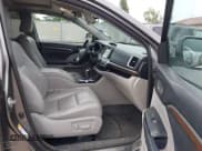 ✅ 2014 Toyota Highlander Limited • VIN: 5TDYKRFH2ES019717 • Лот: 42628659. Опубликован ранее на IAAI с пробегом 210 771 миль. Бесплатный доступ к архиву аукционных продаж из США и подробный отчёт об истории автомобиля на DreamBid. Изображение 5.