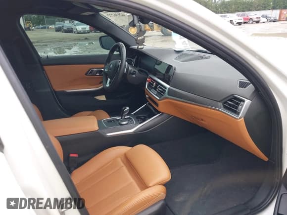 ✅ 2022 BMW 3 Series 330i • VIN: 3MW5R1J05N8C31082 • Lot: 42936272. Wystawiony na IAAI z przebiegiem 55 000 mil. Bezpłatny archiwum sprzedaży aukcyjnych z USA i szczegółowy raport historii pojazdu na DreamBid. Zdjęcie 5.