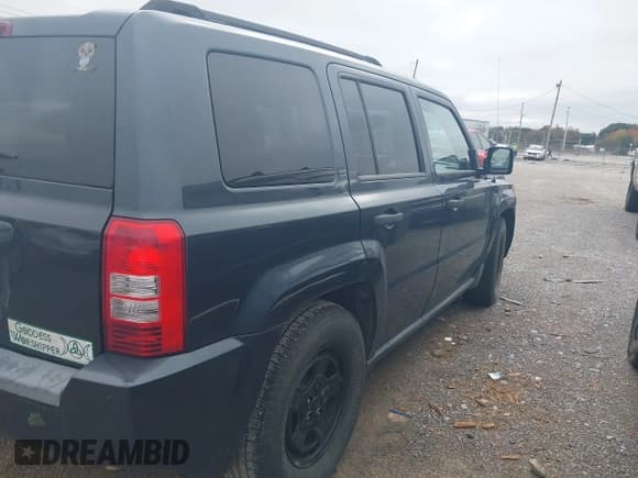✅ 2008 Jeep Patriot Sport • VIN: 1J8FT280X8D772794 • Lot: 43594533. Wystawiony na IAAI z przebiegiem 225 908 mil. Bezpłatny archiwum sprzedaży aukcyjnych z USA i szczegółowy raport historii pojazdu na DreamBid. Zdjęcie 4.