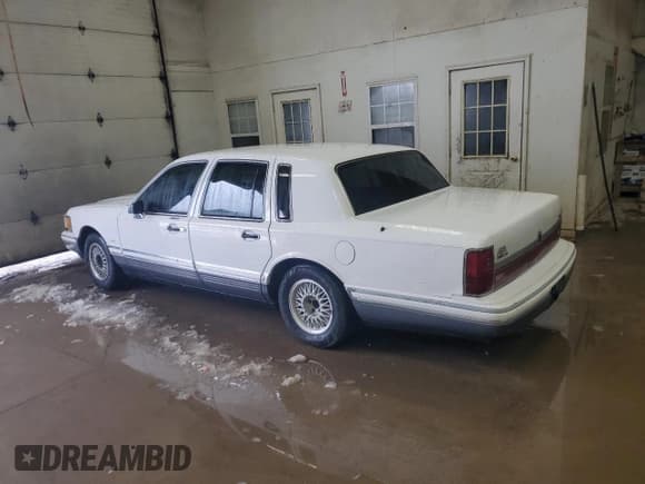 ✅ 1994 Lincoln Town Car Signature • VIN: 1LNLM82W9RY687636 • Lot: 43805135. Wystawiony na Copart z przebiegiem Nie podano. Bezpłatny archiwum sprzedaży aukcyjnych z USA i szczegółowy raport historii pojazdu na DreamBid. Zdjęcie 2.