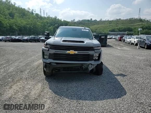 ✅ 2025 Chevrolet Silverado 2500HD Custom • VIN: 2GC4KME79S1135476 • Lot: 59478875. Wystawiony na Copart z przebiegiem 1 659 mil. Bezpłatny archiwum sprzedaży aukcyjnych z USA i szczegółowy raport historii pojazdu na DreamBid. Zdjęcie 13.