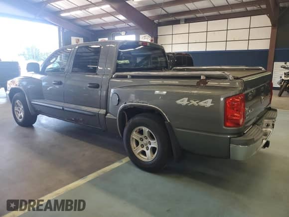 2006 Dodge Dakota SLT z VIN 1D7HW48N26S619341, wystawiony jako Copart lot #70210794 z przebiegiem 81 671 mil mil oraz Czysty tytuł • Clean title. Historia ofert i sprzedaży dostępna na DreamBid. Obrazek 2.