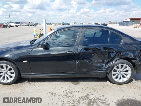 ✅ 2011 BMW 3 Series 328i • VIN: WBAPH7G59BNN03174 • Lot: 43390529. Listed on IAAI with 98,227 mi. Free auction sales archive from the USA and detailed vehicle history report at DreamBid. Image 14.