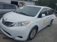 ✅ 2014 Toyota Sienna XLE • VIN: 5TDYK3DC7ES446430 • Lot: 43282138. Wystawiony na IAAI z przebiegiem 399 554 mil. Bezpłatny archiwum sprzedaży aukcyjnych z USA i szczegółowy raport historii pojazdu na DreamBid. Zdjęcie 17.