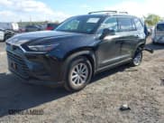 ✅ 2025 Toyota Highlander XLE • VIN: 5TDAAAA56SS030380 • Lot: 43360232. Wystawiony na IAAI z przebiegiem 4 149 mil. Bezpłatny archiwum sprzedaży aukcyjnych z USA i szczegółowy raport historii pojazdu na DreamBid. Zdjęcie 17.