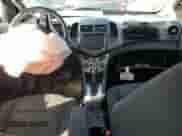 2014 Chevrolet Sonic LT z VIN 1G1JC5EHXE4119920, wystawiony jako Copart lot #60877975 z przebiegiem Nie podano mil oraz Szkoda całkowita • Salvage title. Historia ofert i sprzedaży dostępna na DreamBid. Obrazek 8.