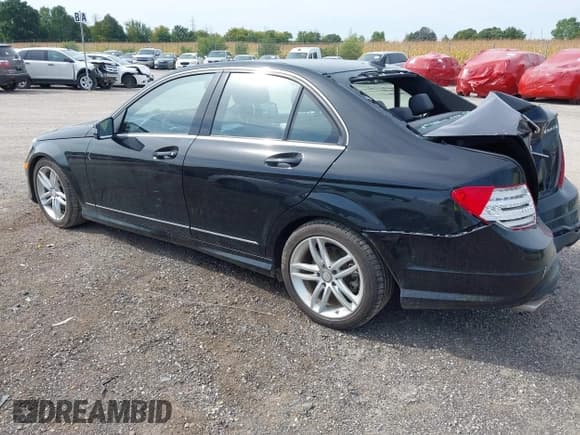 ✅ 2013 Mercedes-Benz C 300 Sport • VIN: WDDGF8AB5DR282431 • Lot: 43166289. Wystawiony na IAAI z przebiegiem 143 327 mil. Bezpłatny archiwum sprzedaży aukcyjnych z USA i szczegółowy raport historii pojazdu na DreamBid. Zdjęcie 3.