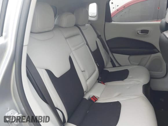 ✅ 2018 Jeep Compass Latitude • VIN: 3C4NJCBB6JT503331 • Lot: 43126610. Wystawiony na IAAI z przebiegiem 61 654 mil. Bezpłatny archiwum sprzedaży aukcyjnych z USA i szczegółowy raport historii pojazdu na DreamBid. Zdjęcie 8.