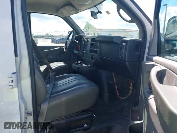 ✅ 2014 Chevrolet Express Cargo • VIN: 1GCWGFCA7E1150105 • Lot: 43386634. Wystawiony na IAAI z przebiegiem 258 655 mil. Bezpłatny archiwum sprzedaży aukcyjnych z USA i szczegółowy raport historii pojazdu na DreamBid. Zdjęcie 5.