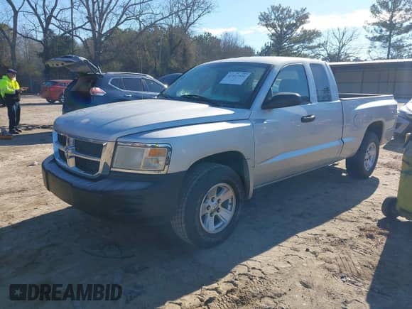 2008 Dodge Dakota SXT z VIN 1D3HE32N48S590323, wystawiony jako IAAI lot #41417531 z przebiegiem 95 571 mil mil oraz . Historia ofert i sprzedaży dostępna na DreamBid. Obrazek 17.