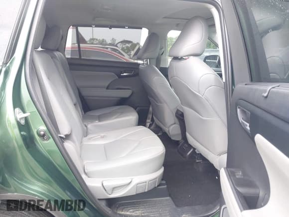✅ 2023 Toyota Highlander L • VIN: 5TDKDRAH6PS505411 • Lot: 42425155. Wystawiony na IAAI z przebiegiem 29 749 mil. Bezpłatny archiwum sprzedaży aukcyjnych z USA i szczegółowy raport historii pojazdu na DreamBid. Zdjęcie 8.