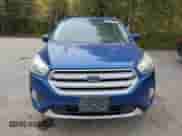 2018 Ford Escape SE z VIN 1FMCU9GD7JUA05961, wystawiony jako Copart lot #82458805 z przebiegiem Nie podano mil oraz Czysty tytuł • Clean title. Historia ofert i sprzedaży dostępna na DreamBid. Obrazek 5.