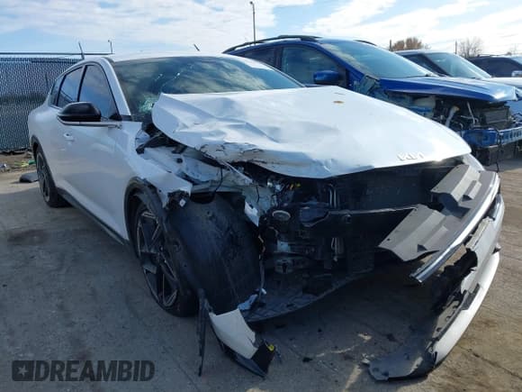 ✅ 2025 Kia K4 GT-Line • VIN: 3KPFW4DE9SE124011 • Lot: 43700928. Wystawiony na IAAI z przebiegiem 20 900 mil. Bezpłatny archiwum sprzedaży aukcyjnych z USA i szczegółowy raport historii pojazdu na DreamBid. Zdjęcie 1.