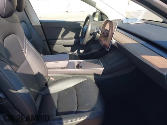 ✅ 2022 Tesla Model Y Performance • VIN: 7SAYGDEF3NF403775 • Lot: 41447872. Wystawiony na IAAI z przebiegiem 31 906 mil. Bezpłatny archiwum sprzedaży aukcyjnych z USA i szczegółowy raport historii pojazdu na DreamBid. Zdjęcie 5.