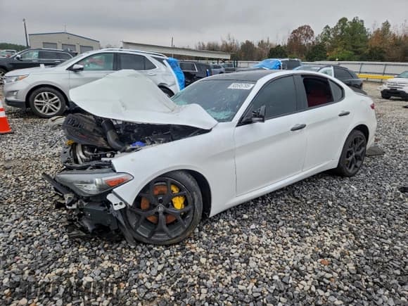✅ 2019 Alfa Romeo Giulia Sport • VIN: ZARFAMAN9K7622749 • Lot: 93595795. Listed on Copart with 93,079 mi. Free auction sales archive from the USA and detailed vehicle history report at DreamBid. Image 1.