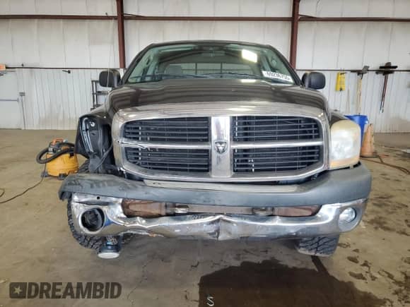 2006 Dodge 1500 Laramie z VIN 1D7HU18216S646119, wystawiony jako Copart lot #69236755 z przebiegiem 276 183 mil mil oraz Szkoda całkowita • Salvage title. Historia ofert i sprzedaży dostępna na DreamBid. Obrazek 5.