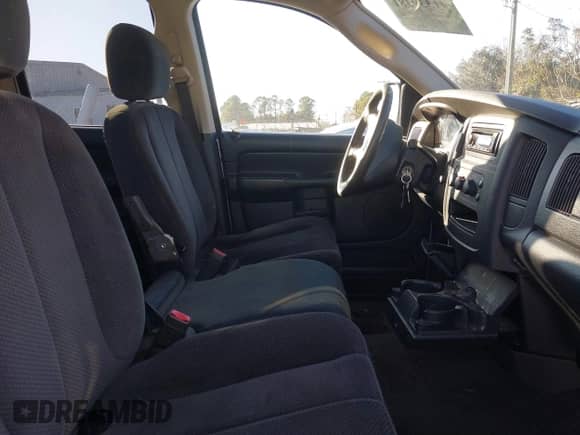 2003 Dodge 1500 ST z VIN 1D7HA18Z03J556595, wystawiony jako IAAI lot #41339381 z przebiegiem 208 834 mil mil oraz . Historia ofert i sprzedaży dostępna na DreamBid. Obrazek 5.