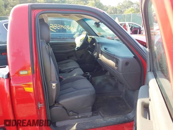 2004 Chevrolet Silverado 1500 LS z VIN 1GCEC14V04Z258156, wystawiony jako IAAI lot #42829555 z przebiegiem 91 185 mil mil oraz . Historia ofert i sprzedaży dostępna na DreamBid. Obrazek 5.